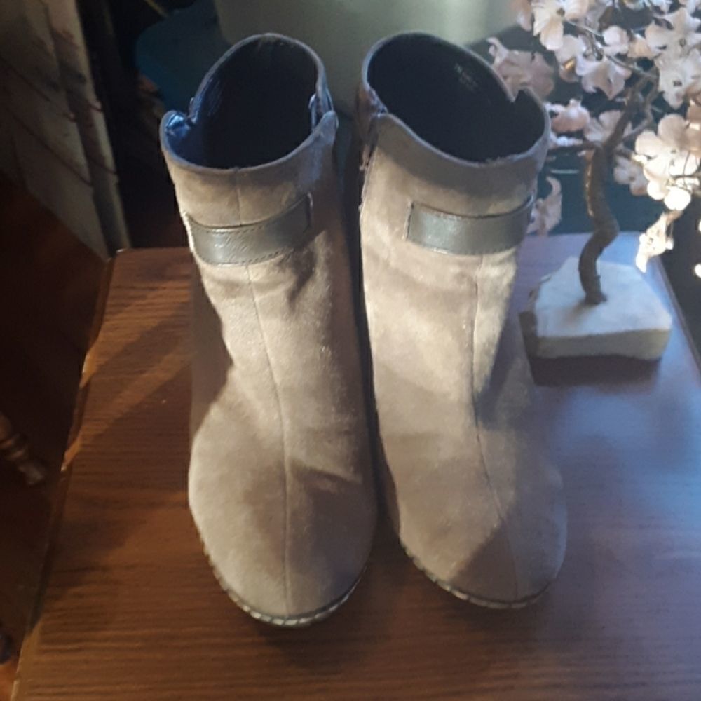 EUROSOFT BROWN LEATHER BOOTIES SIZE 7